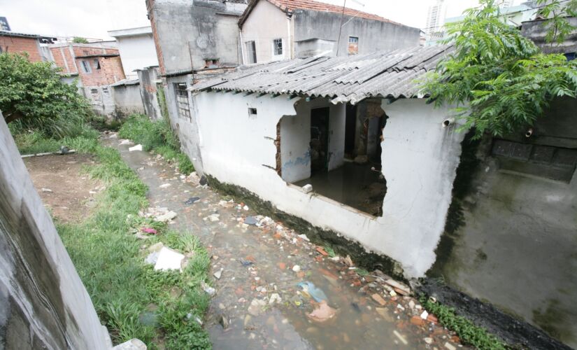 O local também virou um ambiente de proliferação de ratos, baratas e outros insetos; o cheiro em volta 
é muito forte