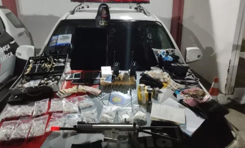 Com o suspeito, foram apreendidos diversos objetos furtados, além de drogas, dinheiro e uma arma; caso foi registrado em Itu
