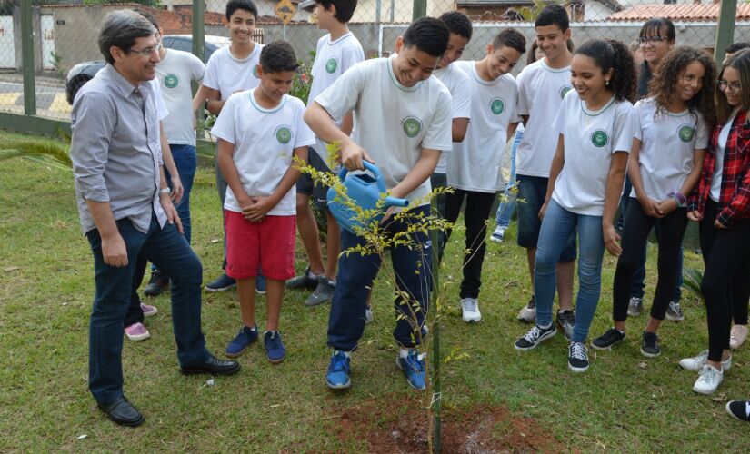O prefeito Dr. Cássio Prado acompanhou o plantio realizado por alunos na EMEF Vereador Carlos Roberto de Oliveira, no bairro Água Branca
