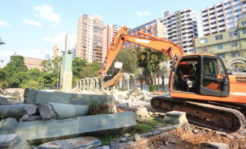 As obras na Praça Luiz Olinto Tortorello, à margem da avenida Goiás, foram iniciadas na última semana