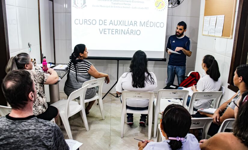 No curso em Taboão, os alunos aprendem questões relacionadas à vigilância sanitária e anatomia