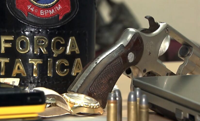 Com os criminosos a polícia encontrou vários objetos roubados, entre eles joias e um computador; prisão aconteceu no domingo