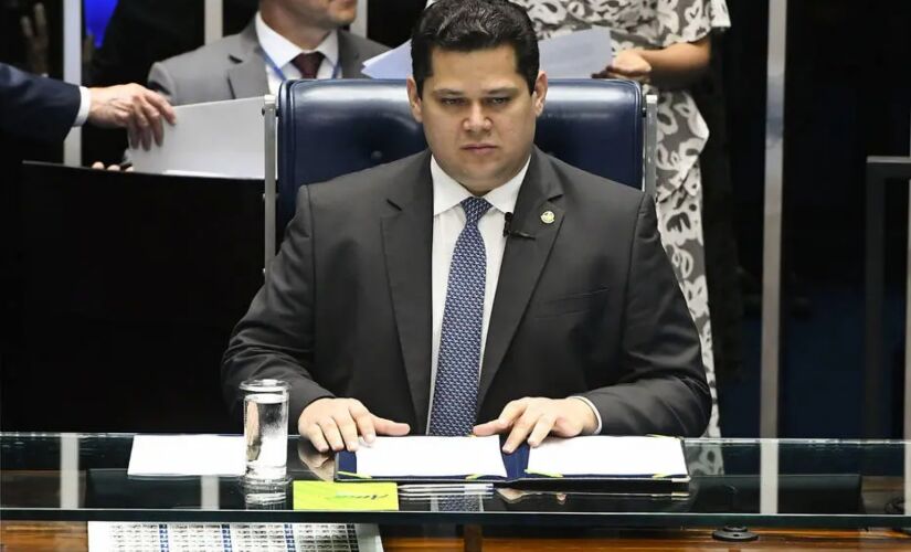 Liderados por Davi Alcolumbre, senadores cancelam votação da Previdência e vão ao STF