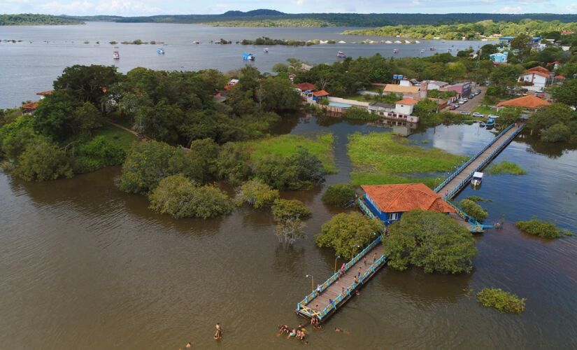 Não tem como não se impressionar com a grandeza do rio Tapajós, que passa à direita de Alter do Chão. Ele é o responsável por criar as praias de água doce que foram eleitas as mais bonitas do mundo pelo jornal britânico The Guardian. Dá para ver os pés ao