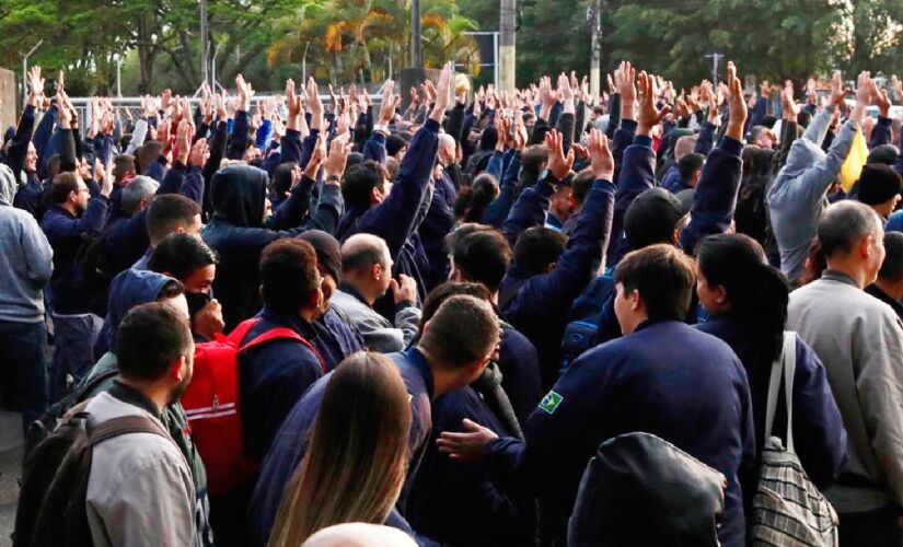 Trabalhadores da Embraer em São José dos Campos entraram em greve na manhã de ontem 