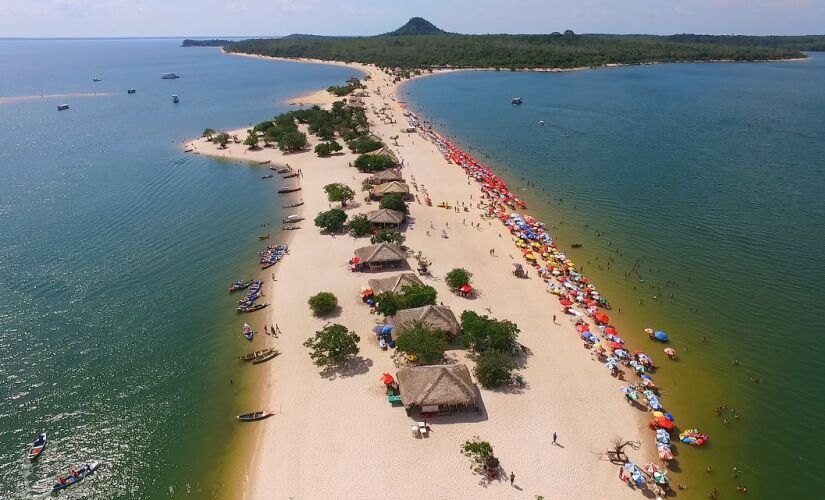 ILHA DO AMOR.
 São 10 km de areia branca, com quiosques e estrutura para receber os turistas. Na maré baixa, dá pra ir a pé, saindo de Alter do Chão. Na época de cheia, a faixa de areia some e só se vê as árvores e os quiosques. É outro local disputado pa