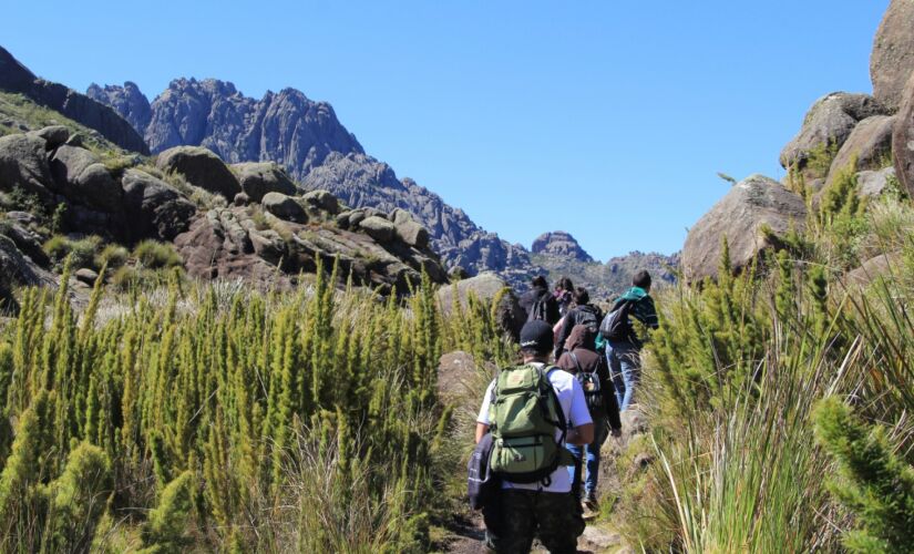 Parque Nacional do Itatiaia. 
Fica aberto o ano todo, e ele é dividido em duas partes. A alta, onde fica o Pico das Agulhas Negras, fica aberta à visitação das 7h às 14h. Já a baixa, onde ficam as cachoeiras, como a do Véu de Noiva, o Lago Azul e o Museu 