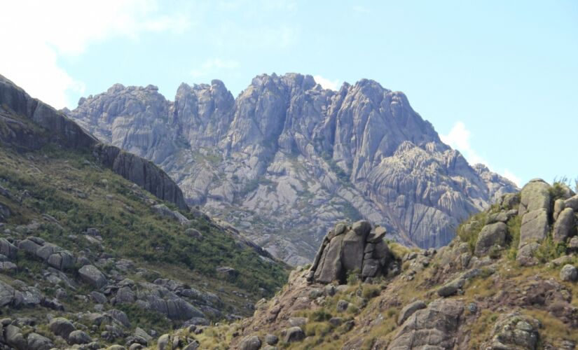 O Pico das Agulhas Negras fica dentro do Parque Nacional do Itatiaia, tem quase 3 mil metros de altitude e atrai visitantes que gostam do clima de serra e praticantes do montanhismo