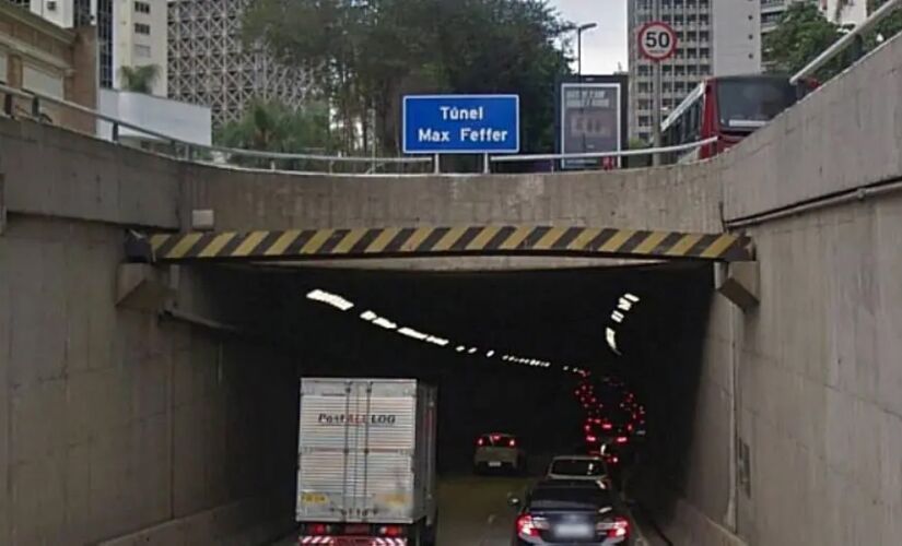 Três suspeitos tentavam roubar uma moto no túnel, por volta das 21h, quando o policial de folga percebeu a movimentação