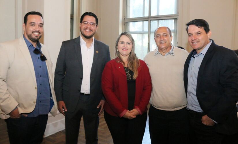 Prefeito de Caraguatatuba (de camisa branca) ao lado de secretários e representantes do comércio