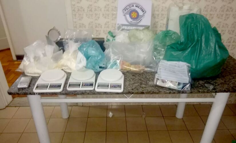 Policiais encontraram mais de R$ 3 mil em dinheiro, pouco 
mais de três quilos de cocaína, balanças de precisão e celulares 