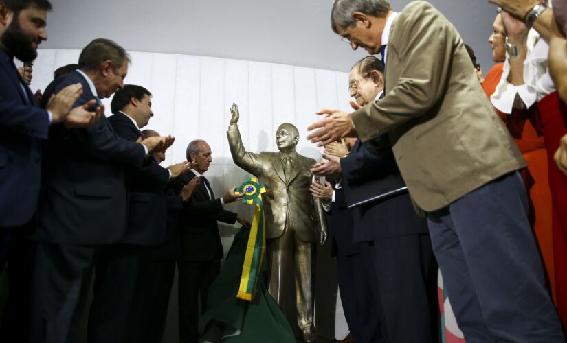 Câmara dos Deputados inaugurou ontem a estátua de Ulysses Guimarães, ex-presidente da Casa, no Salão Verde
