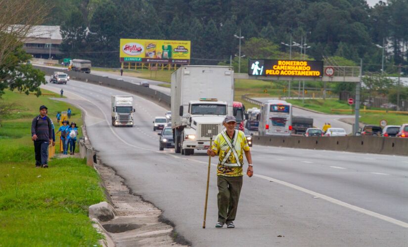 Romeiros caminhavam pelo acostamento da rodovia Presidente Dutra, em Taubaté, nesta terça-feira 