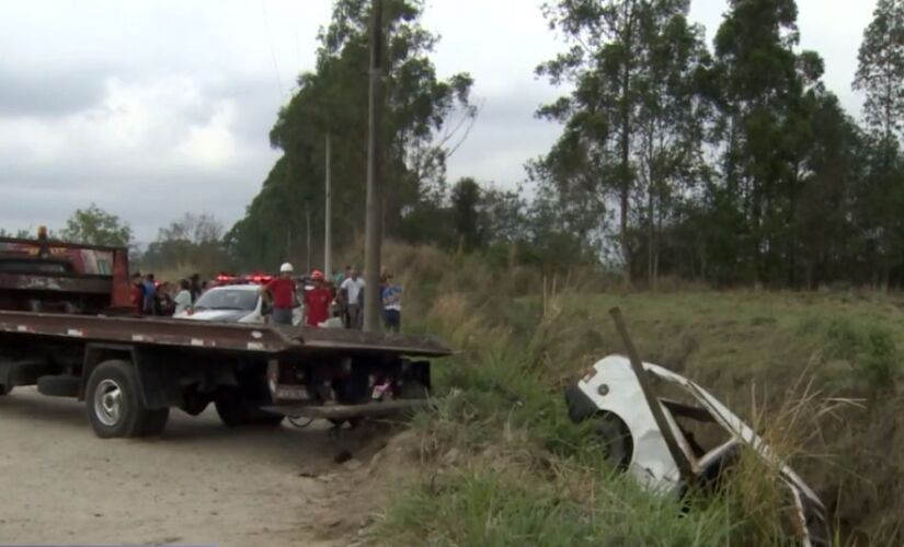 Carro com as vítimas estava desaparecido desde a noite de domingo e foi encontrado no interior de uma vala com água