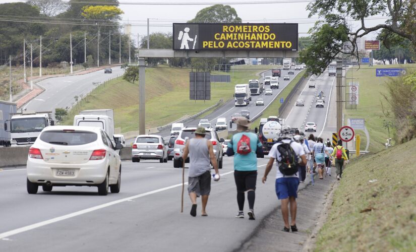 Romeiros caminham pelo acostamento da rodovia Presidente Dutra, no munic&iacute;pio de Taubat&eacute; (SP), ruma ao Santu&aacute;rio Nacional de Nossa Senhora Aparecida