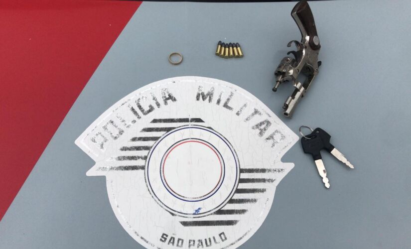 Com o suspeito foi encontrado uma aliança que havia sido roubada e uma arma de fogo com seis munições