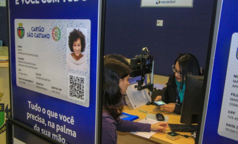 O cartão reúne informações dos moradores e também dá acesso a serviços públicos e benefícios; atendimento precisa ser agendado