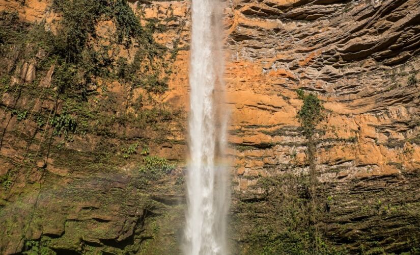 Véu de Noiva.
A queda d'água impressiona pela altura: 86 metros que se destacam ao longe. Ela só pode ser vista do mirante, que está aberto o ano todo e não precisa de guia. É um dos pontos mais fotografados e admirados do Parque da 
Chapada dos Guimarães