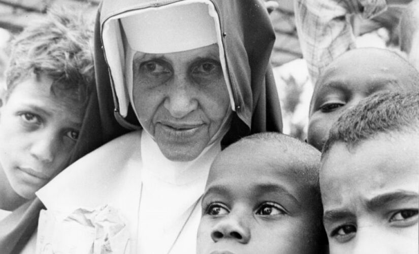 Irmã Dulce será canonizada neste domingo (13), em cerimônia chefiada pelo papa Francisco, no Vaticano, após ter dois milagres reconhecidos pela Igreja Católica; ela será a 1ª santa brasileira