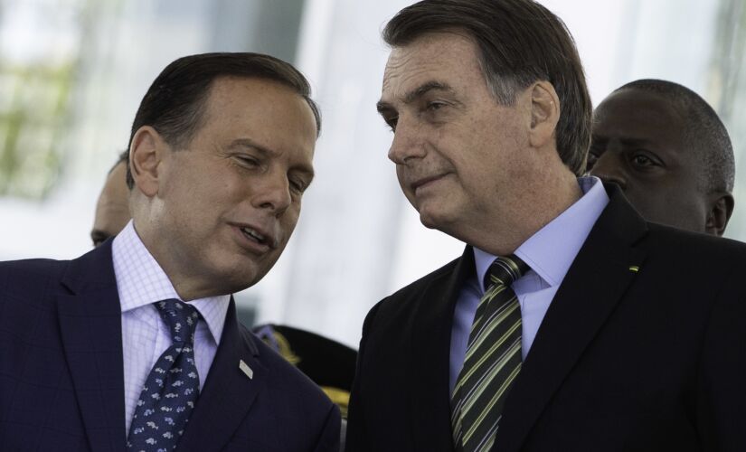 Apesar da recente troca de farpas, o clima entre Bolsonaro e Doria foi ameno; os dois ficaram lado a lado e trocaram cochichos