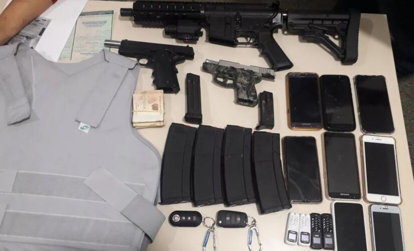 Com os suspeitos, a Polícia Militar apreendeu celulares, armas, munições e colete à prova de balas