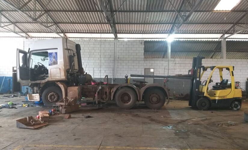 No galpão, foi encontrado um veículo que estava sendo desmontado e outro que já estava pronto para a entrega