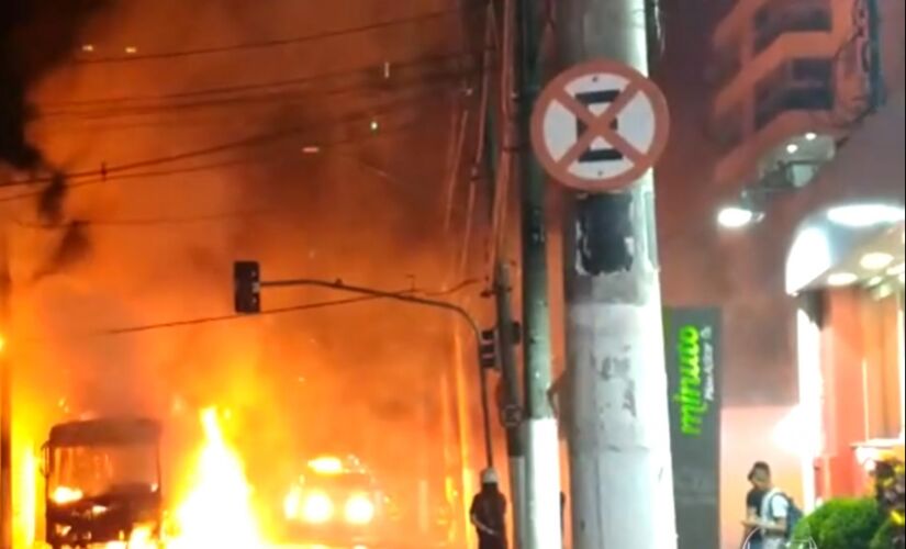 Um curto-circuito teria provocado o incêndio no coletivo que estava indo ao Metrô Santa Cruz