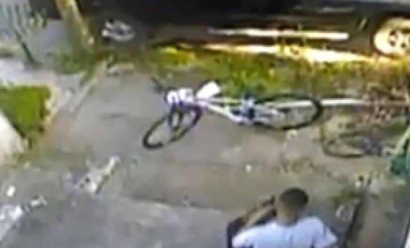 Quatro menores assaltam morador e fogem de bicicleta no Jd América