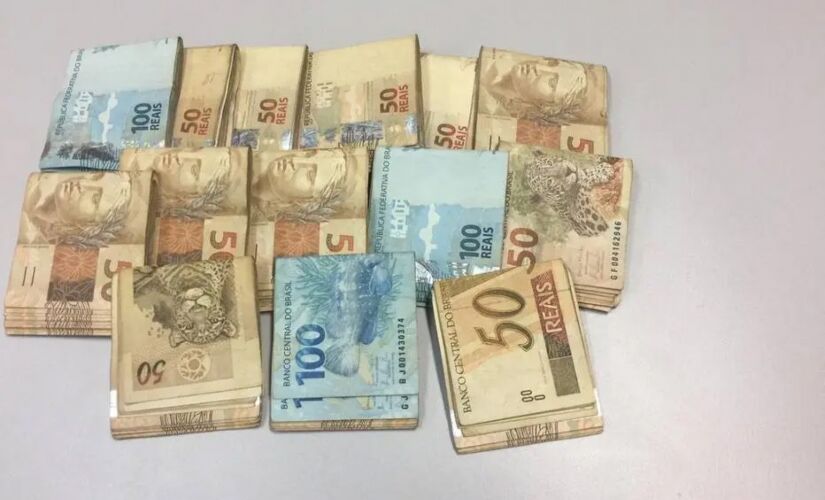 Dinheiro, em notas de R$ 50 e R$ 100, foi encontrado em um armário na sala do ex-prefeito 
