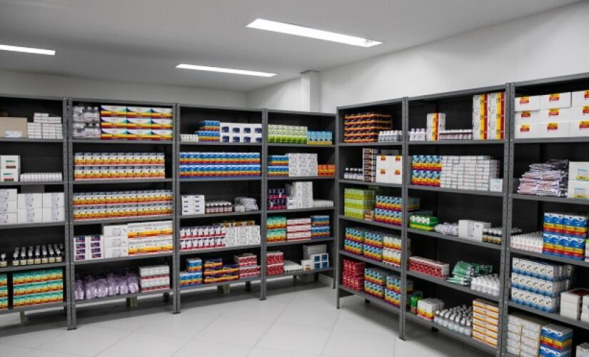 Prefeitura inaugurou na última sexta-feira a farmácia; remédios já estão disponíveis para pacientes 