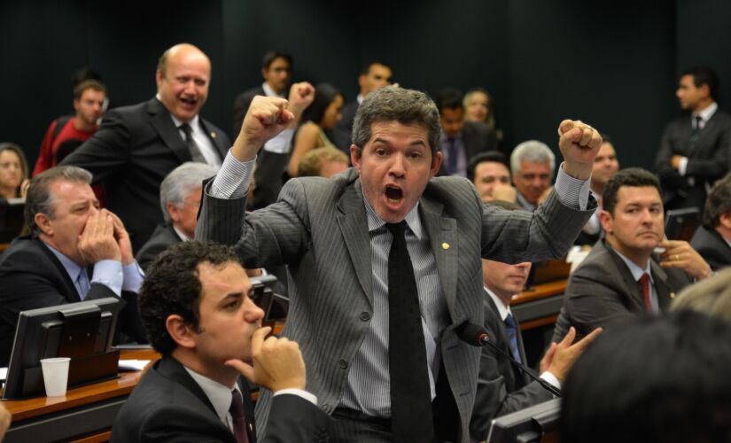  Delegado Waldir (PSL-GO), afirmou em reunião interna do partido, que vai "implodir" o presidente