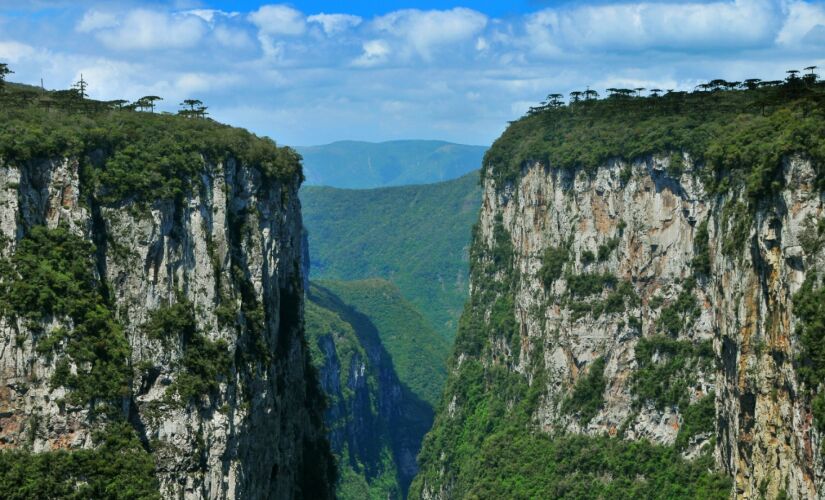 O cânion Itaimbezinho é o mais famoso de Cambará do Sul. O paredão rochoso tem 720 metros de altura e 6 km de comprimento. Ao fazer algumas das trilhas ao longo do cânion, é possível ver belas quedas d'água.