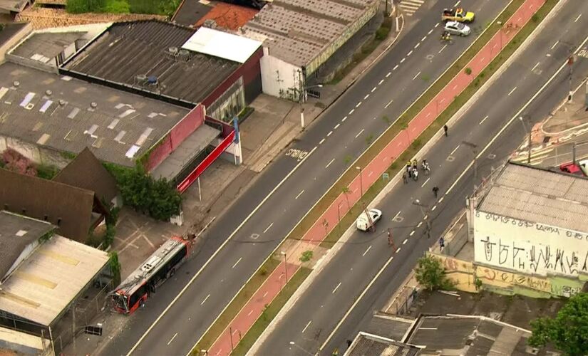 À polícia, o motorista do ônibus alegou ter passado mal enquanto dirigia; não foi divulgada a velocidade do veículo