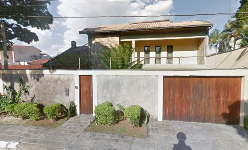 Entre os imóveis, destaca-se um sobrado de 644 m², com piscina, no Jardim Santa Marcelina