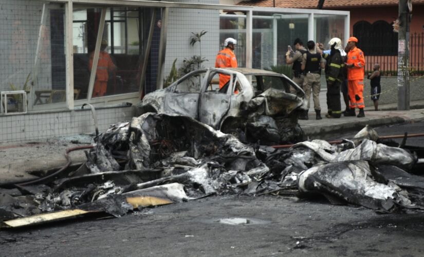  Avião de pequeno porte, prefixo PR-ETJ, caiu em uma rua no bairro Caiçara, na manhã de ontem