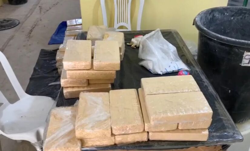 A Polícia Civil desativou uma refinaria de drogas, que funcionava em um sítio, e apreendeu 2,2 toneladas de cocaína no Interior