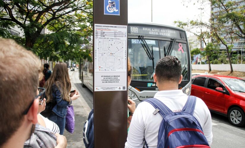 Os pontos de ônibus da região receberam adesivos informativos, mas alguns ainda estão desatualizados