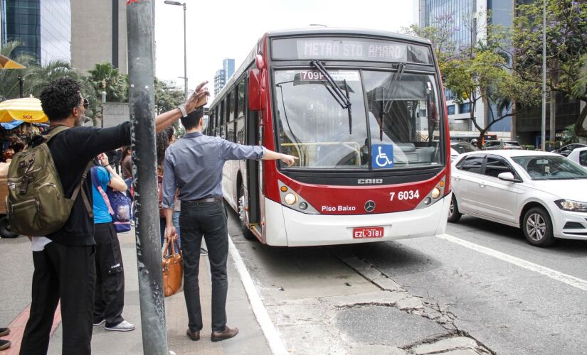 Ônibus circula na cidade de São Paulo