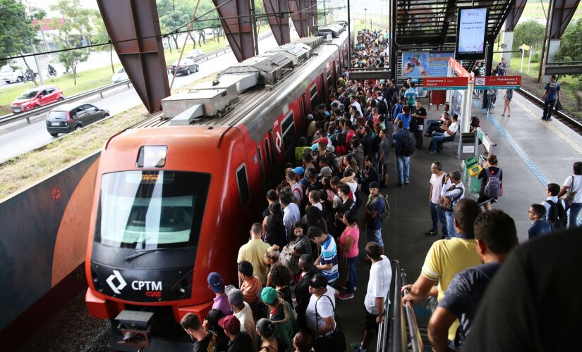 S&Atilde;O PAULO,SP,11.04.2017:CPTM-LINHA-5-LIL&Aacute;S - Movimenta&ccedil;&atilde;o intensa de passageiros na esta&ccedil;&atilde;o Santo Amaro, Linha 5-Lil&aacute;s da CPTM, em S&atilde;o Paulo (SP), na manh&atilde; desta ter&ccedil;a-feira (11). Traba