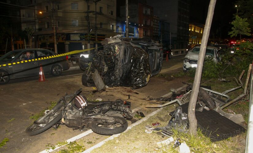O acidente aconteceu no sentido bairro da Radial, próximo ao cruzamento com a rua Wandenkolk