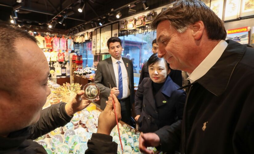 O presidente Jair Bolsonaro está em Pequim e nesta quinta-feira visitou o comércio local 
