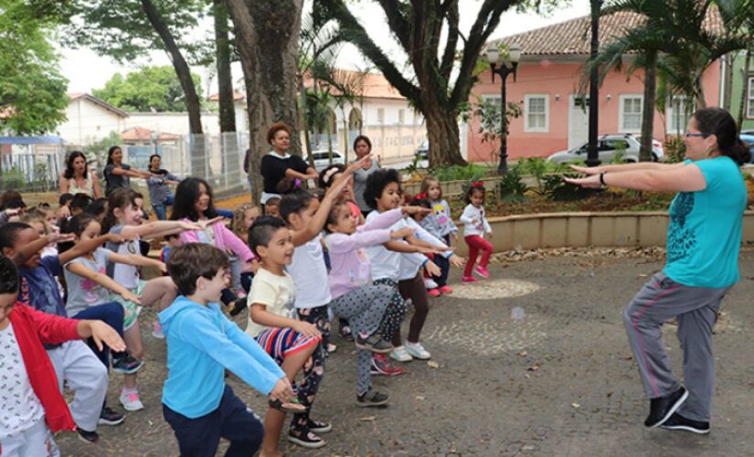 Crian&ccedil;as praticando gin&aacute;stica laboral (arquivo)