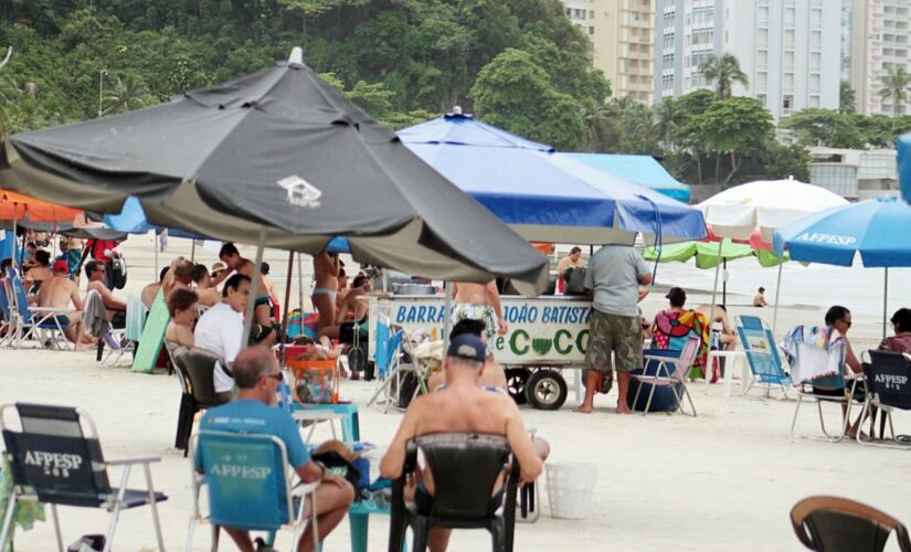 Os ambulantes da cidade de Guarujá não precisarão mais padronizar os carrinhos de praia, sob pena de cassação da licença