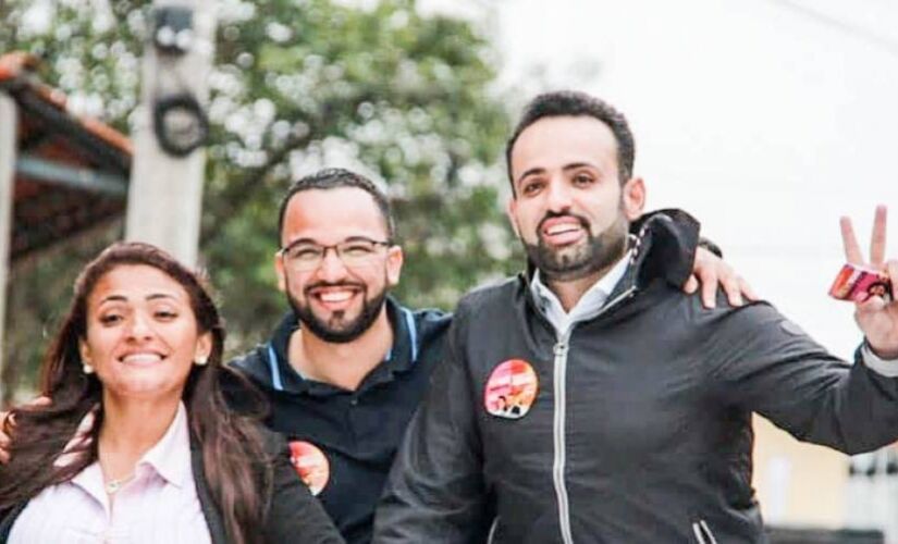 Prefeito de Embu das Artes, Ney Santos, durante campanha de Ely Santos e Hugo Prado (centro)