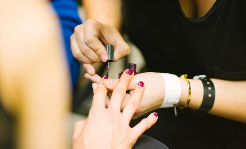 Entre os cursos estão o de manicure, camareira, ajudante de cozinha, operador de caixa, inglês para recepção, entre outros 
