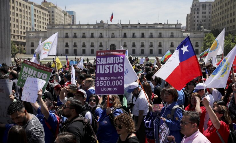 Manifestantes se reuniram em frente ao palácio presidencial de La Moneda, contra as políticas econômicas do governo, ontem