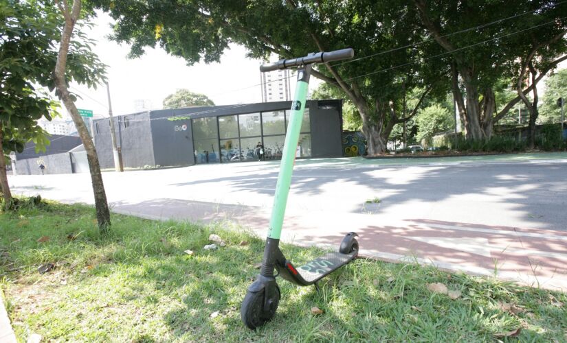 Está proibido deixar os patinetes em vias públicas; eles deverão ser estacionados em bolsões