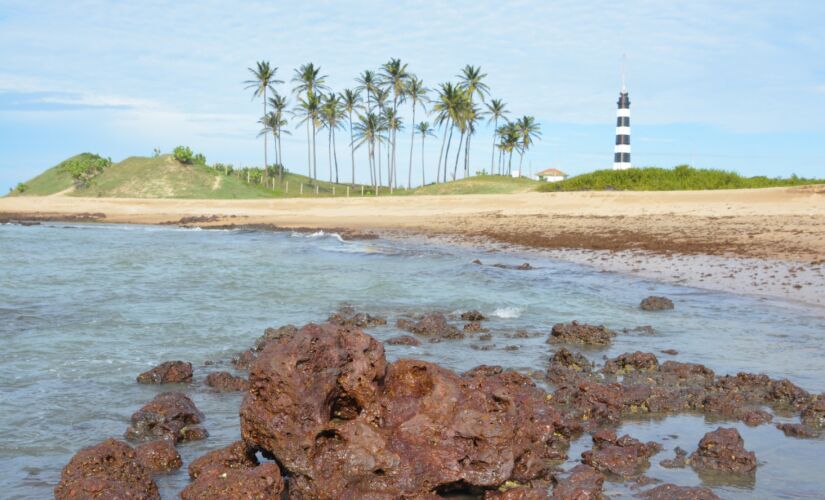 A praia do Calcanhar é o ponto mais próximo da Europa, e está bem na curva do litoral brasileiro. Tem pequenas dunas, areia fofa e suas águas têm ondas fortes, boas para a prática do surfe