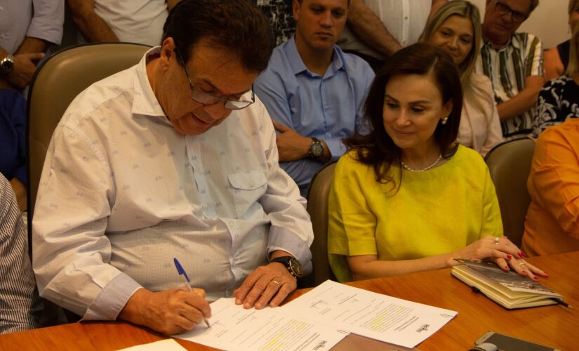 Prefeito Fernando Fernandes ao lado da deputada estadual Analice Fernandes na manhã desta quarta-feira, em Taboão 