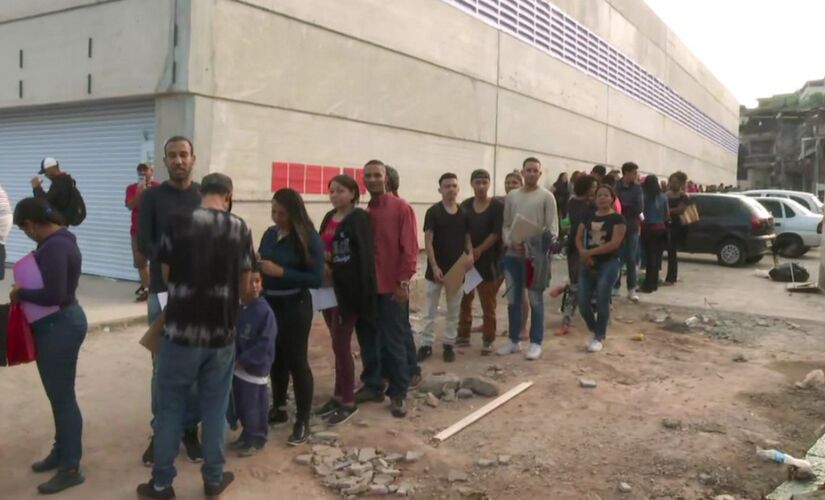Mais de mil pessoas formaram uma imensa fila para concorrer a uma das vagas oferecidas por um supermercado de Itapecerica  